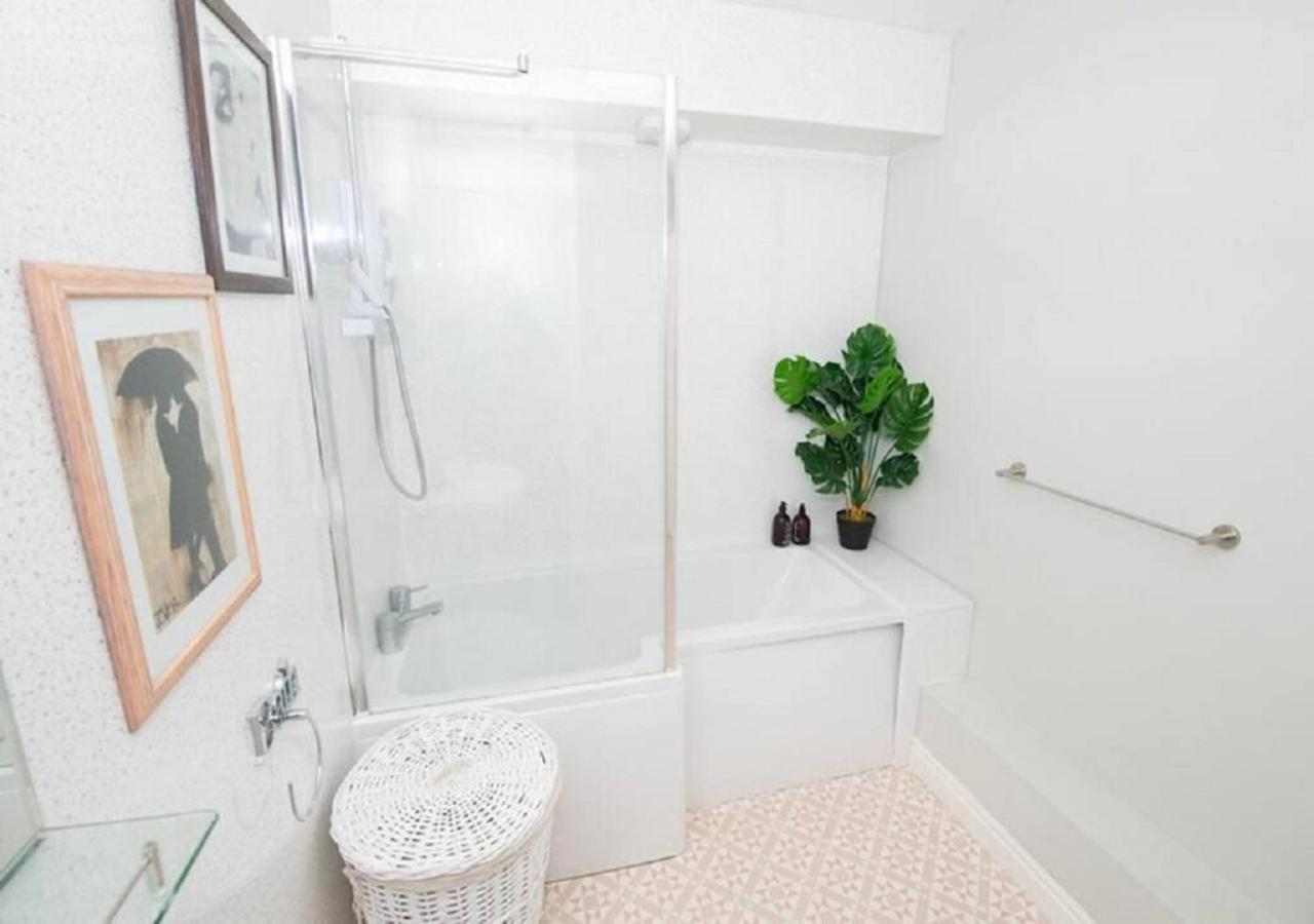 Pelican-Stylish 2-Bed Apartment Close To Beach & Town Scarborough Kültér fotó